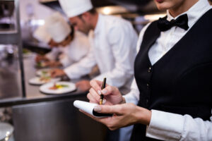 Pourquoi l’hôtellerie-restauration attire les saisonniers en masse cet hiver